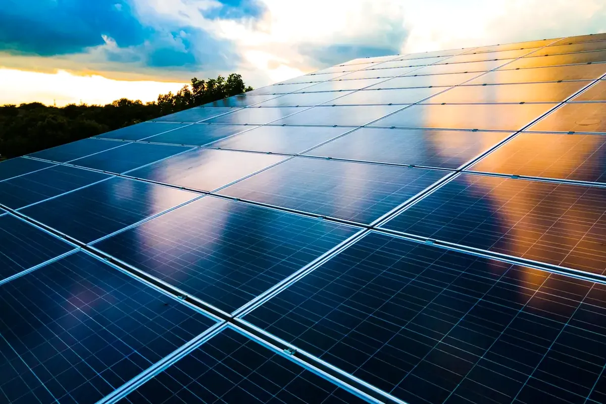 Baterías para placas solares en Elche: paneles al atardecer, cuando se aprovecha la energía almacenada