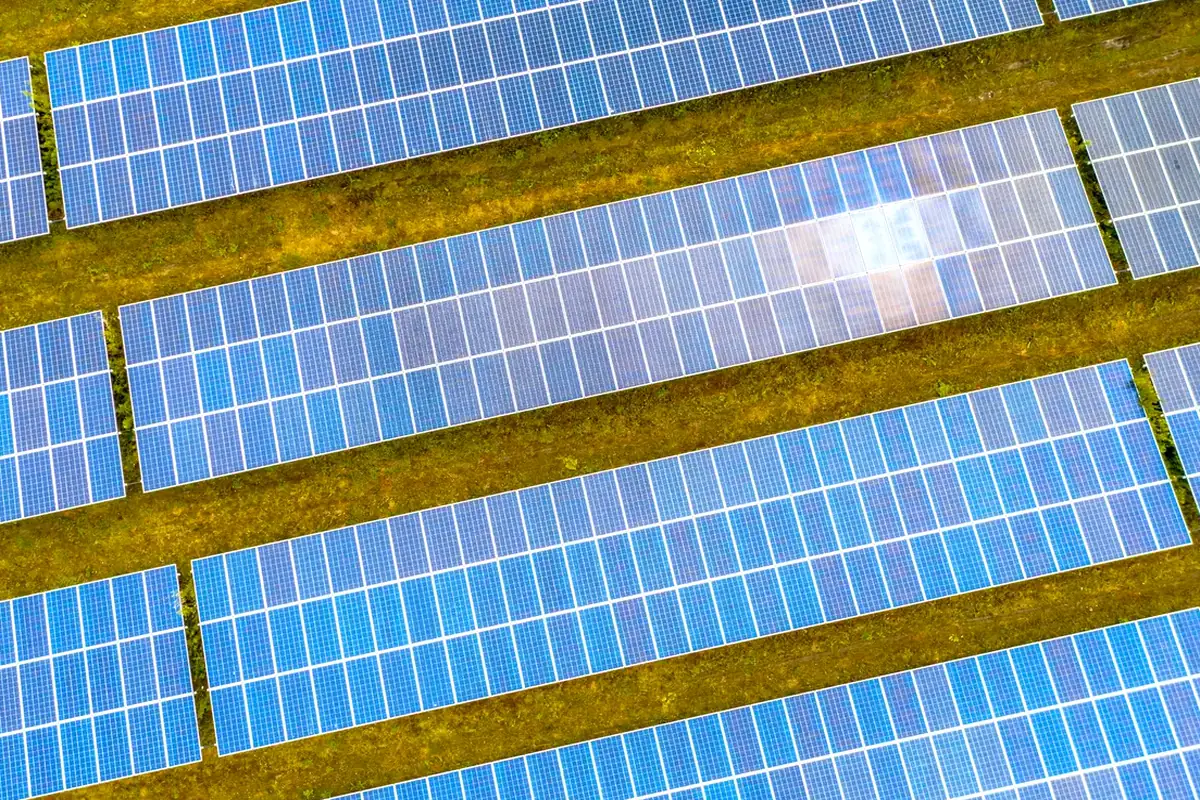 Energía solar en Elche para empresas: instalación fotovoltaica de gran superficie vista desde el aire