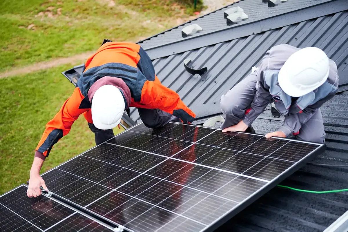 Instalación de placas solares en Elche: operarios colocando paneles sobre una cubierta