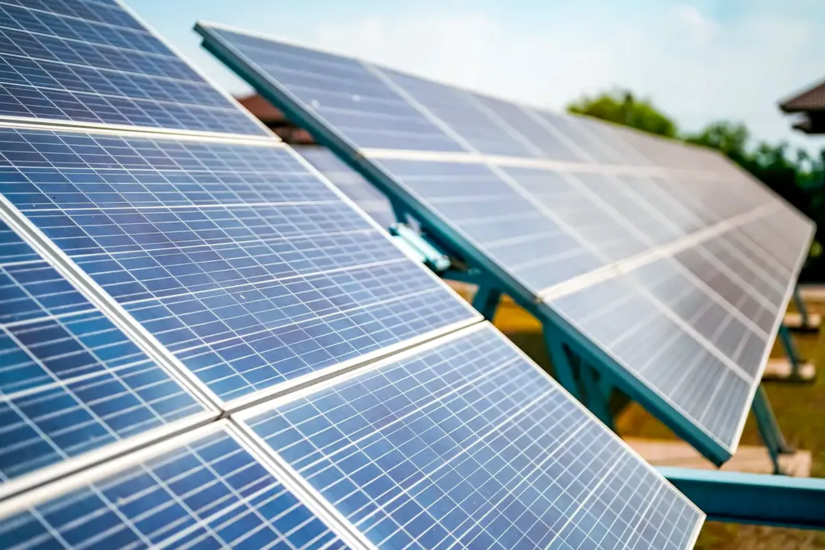 Paneles solares en Elche sobre estructura metálica al aire libre orientados al sol